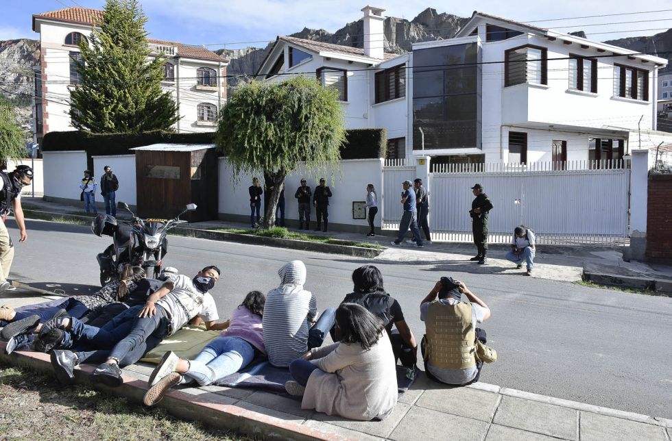 OPERATIVO. Personas encapuchadas apostadas frente a la vivienda del exministro Carlos Romero en un barrio residencial de La Paz.