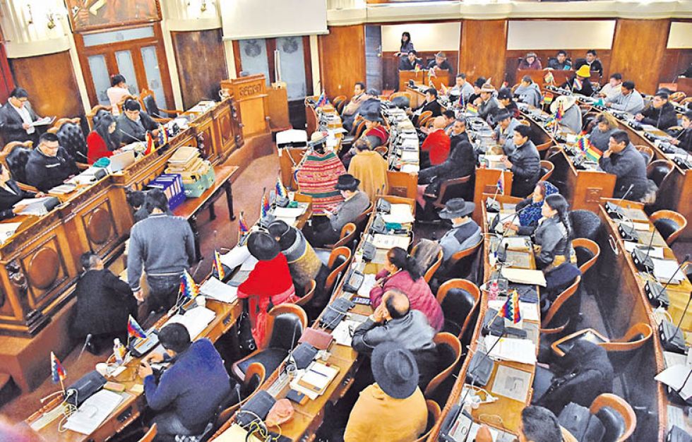 PARLAMENTO. La Asamblea Legislativa Plurinacional tiene la atribución de aprobar los contratos de créditos que suscribe el Ejecutivo.