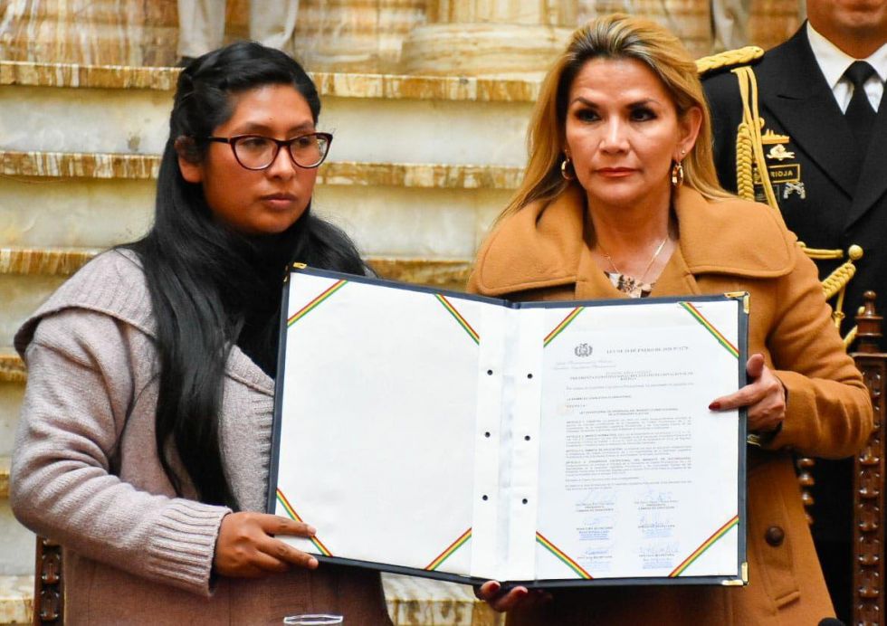 La presidenta Jeanine Áñez promulgó este lunes la Ley de Prórroga de Mandato en un acto con la presidenta del Senado, Eva Copa y algunos ministros.