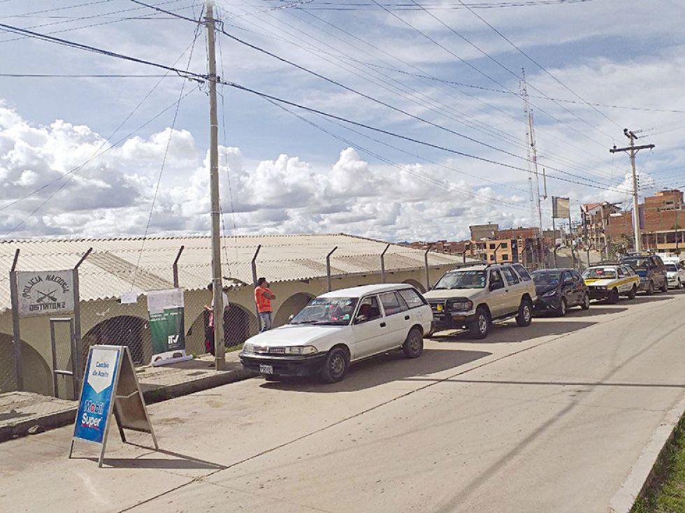 SUCRE. Hay largas filas de motorizados en los todos los puntos de inspección técnica vehicular.