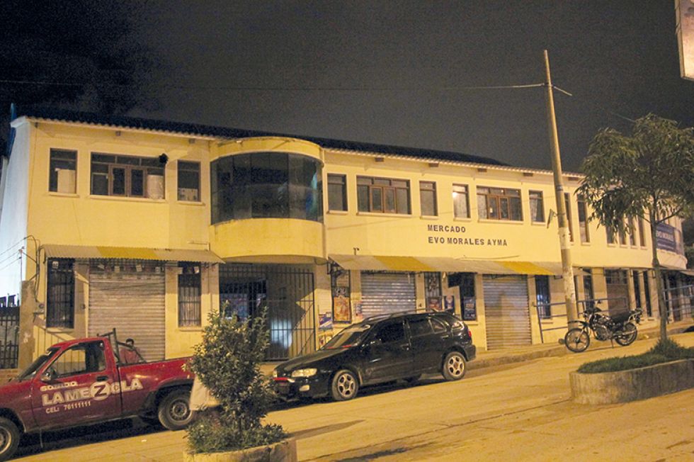 INMUEBLE. El mercado construido en el barrio Villa Copacabana lleva el nombre de Evo Morales.
