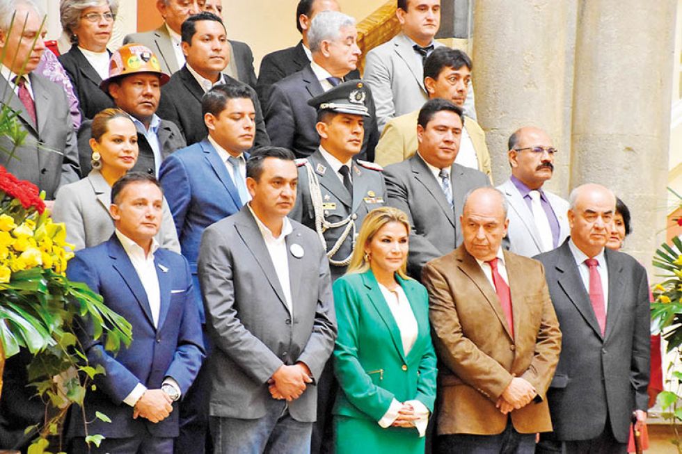 MENSAJE. La presidenta Jeanine Áñez, flanqueada por sus ministros, brindó un informe al país desde el Palacio Quemado.