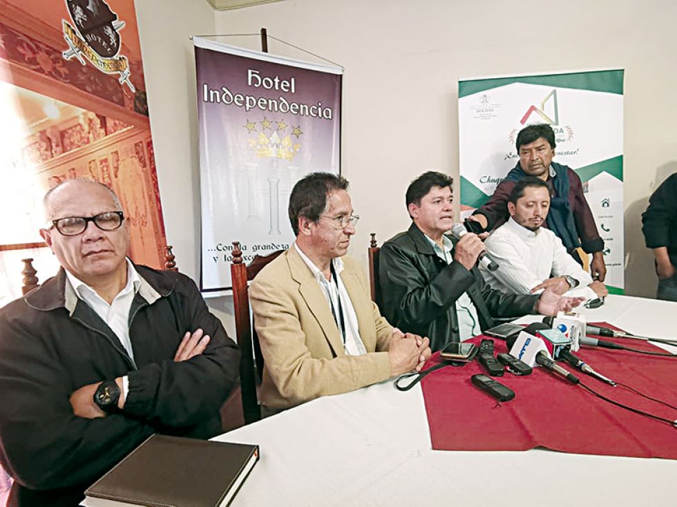 CONFERENCIA. Las autoridades de la AEVivienda nacional y departamental en Sucre.