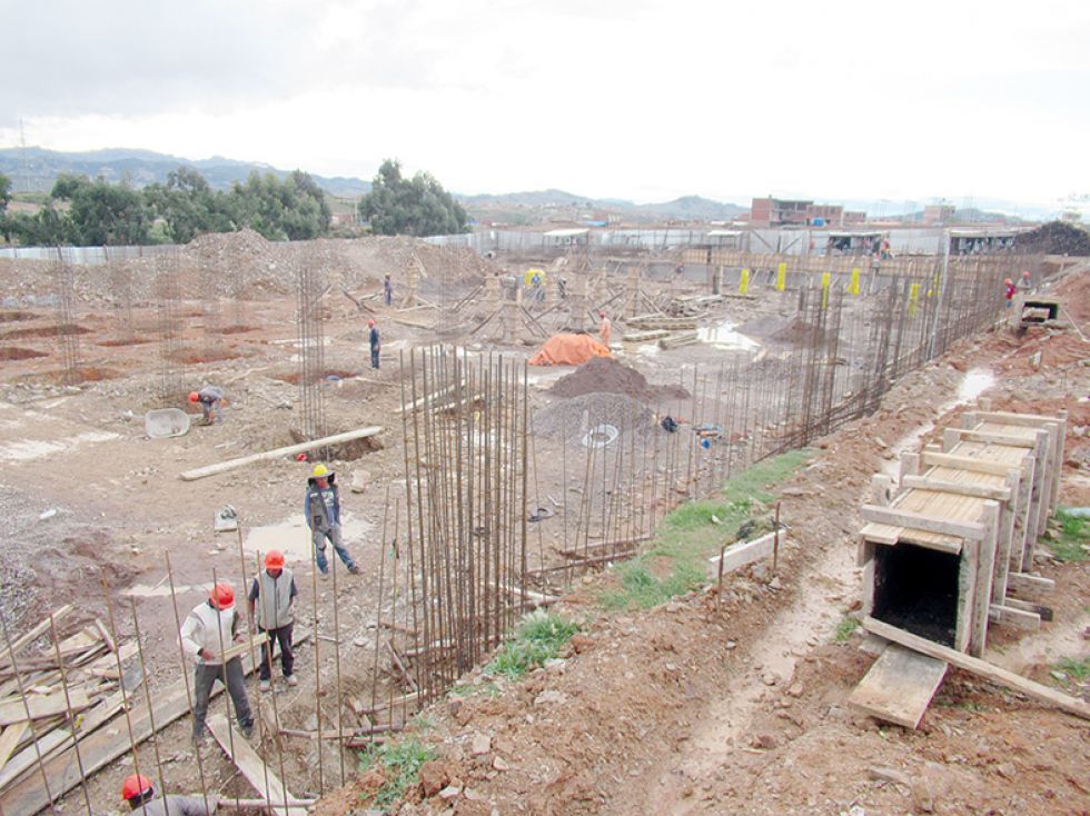 INSPECCIÓN. Las autoridades de la Alcaldía visitaron la obra del barrio Cessa.