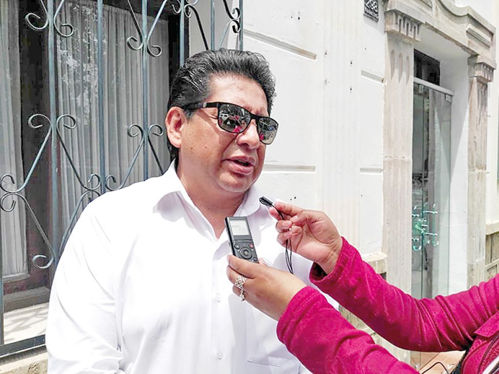 DENUNCIADO. El exmagistrado Ruddy Flores se presentó ayer en la Fiscalía de Sucre.
