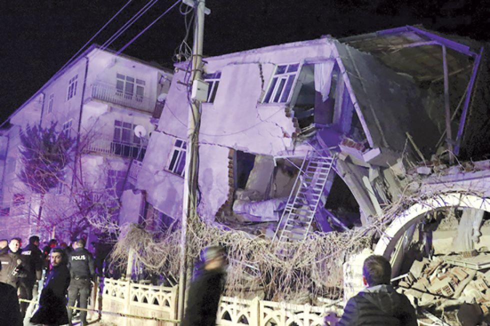 DESASTRE. Decenas de edificios colapsaron y varias personas quedaron atrapadas en su interior.