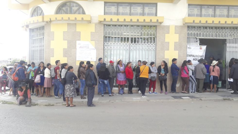 REGISTRO. Desde el inicio del empadronamiento se presentaron largas filas en Sucre.