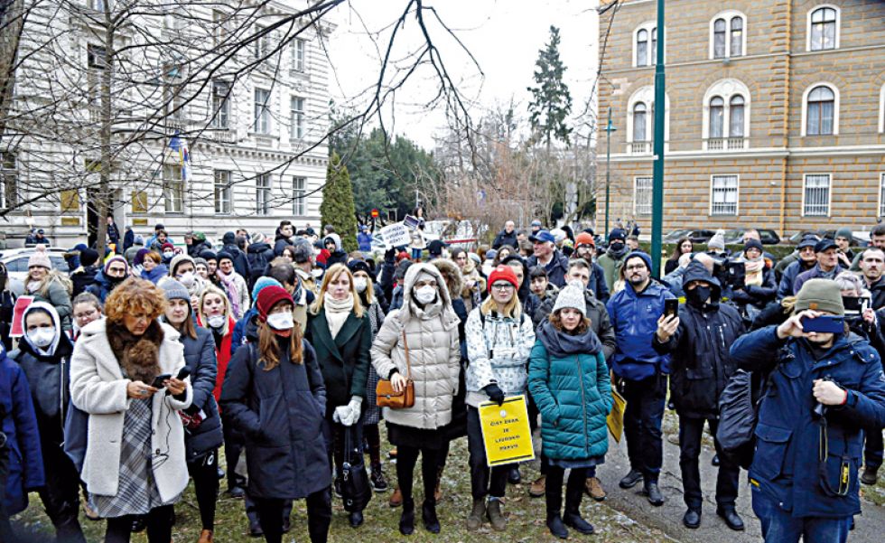 AIRE. Habitantes de Sarajevo protestan contra la polución en la capital de Bosnia, considerada una de las ciudades más contaminadas del mundo.