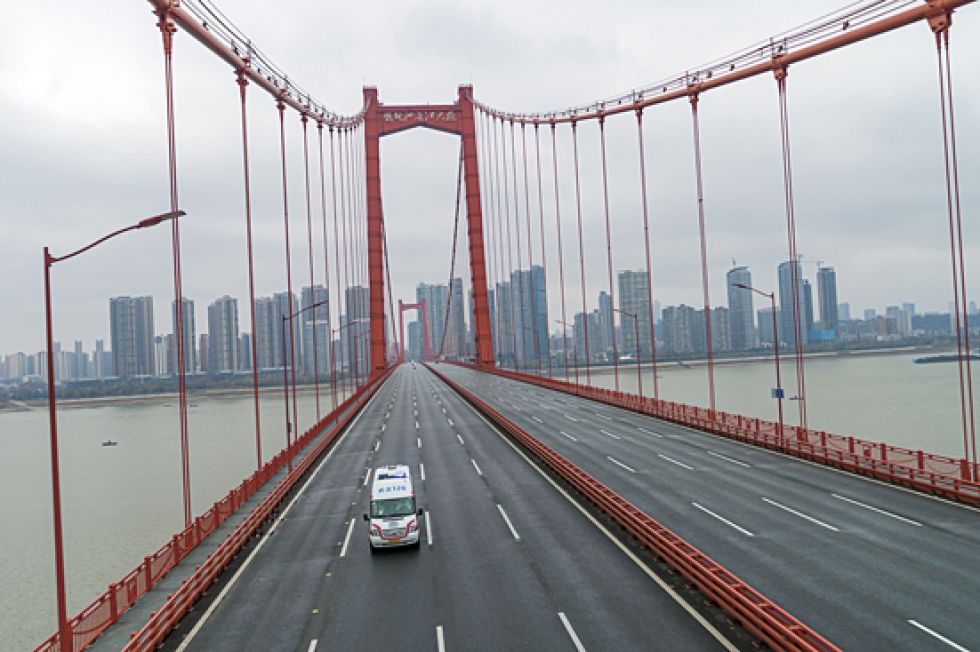 PREVENCIÓN. La circulación vehicular en la ciudad de Wuhan fue cortada; solo circulan ambulancias y vehículos de los servicios de emergencia.
