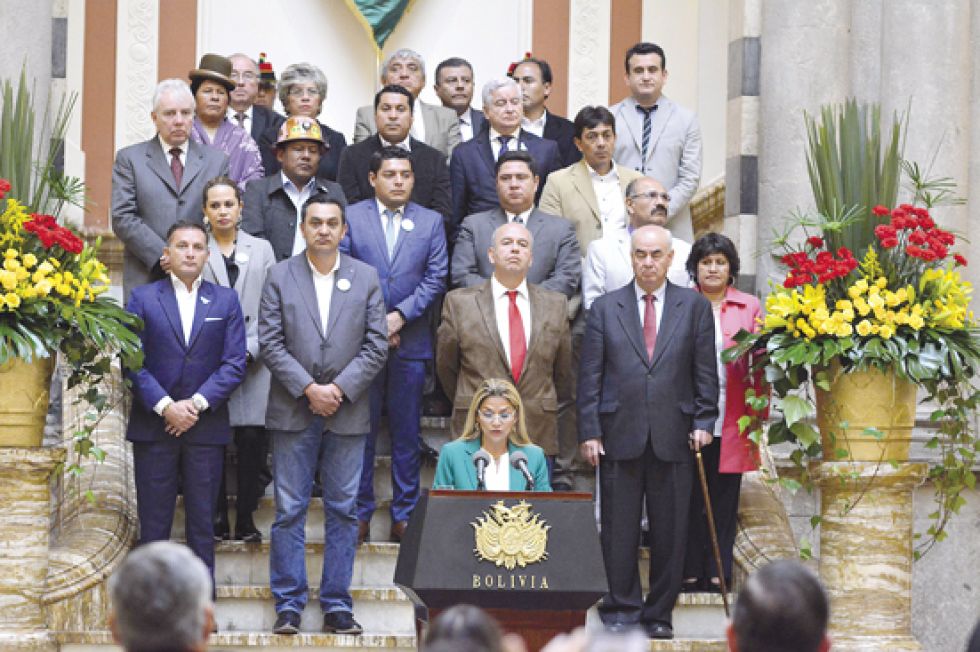 GABINETE. Una imagen reciente de la presidenta Jeanine Áñez y de sus ministros, en una comparecencia en Palacio de Gobierno.