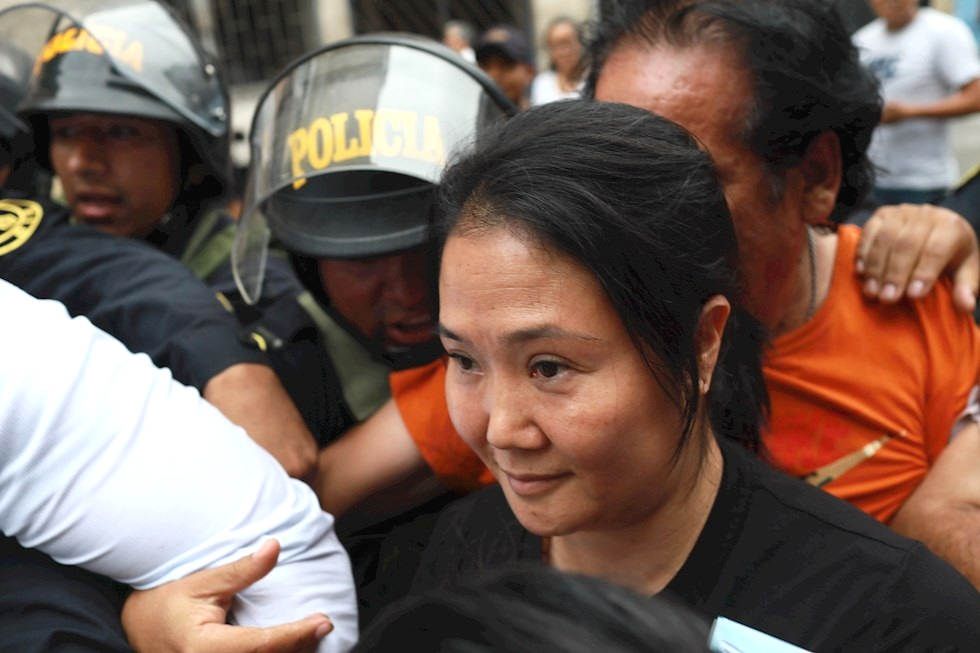 Keiko Fujimori Higuchi sale de su domicilio mientras que el juez Víctor Zúñiga Urday, del Cuarto Juzgado de Investigación Preparatoria Nacional de la Superior Especializada en Crim
