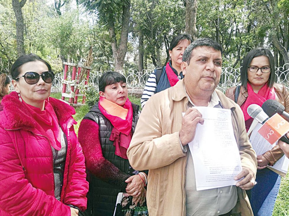 DECLARACIÓN. Los miembros de la plataforma Kuña Mbarete que denunciaron a los exmagistrados.