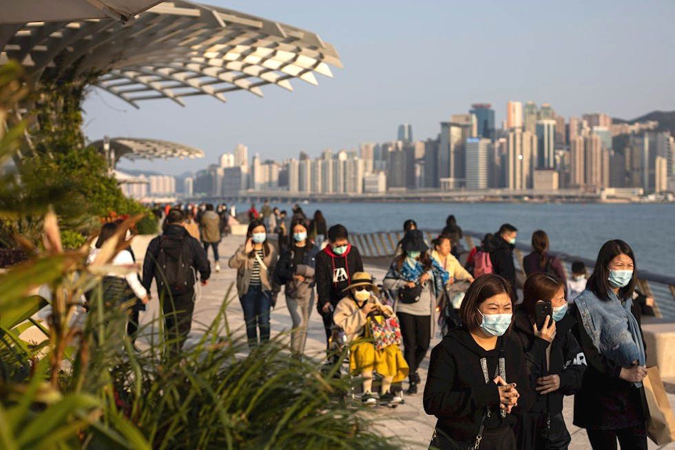 La gente usa máscaras en el paseo marítimo de Tsim Sha Tsui en Hong Kong, China, hoy 29 de enero .