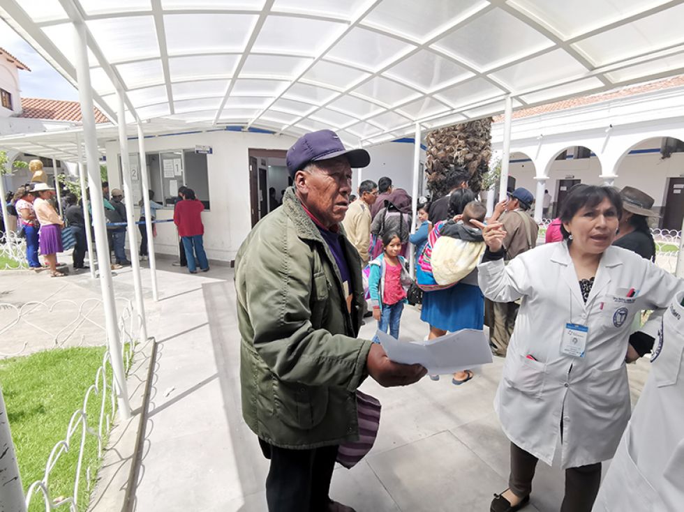 ATENCIÓN. Los pacientes de Chuquisaca peregrinan en busca de atención hasta Sucre.