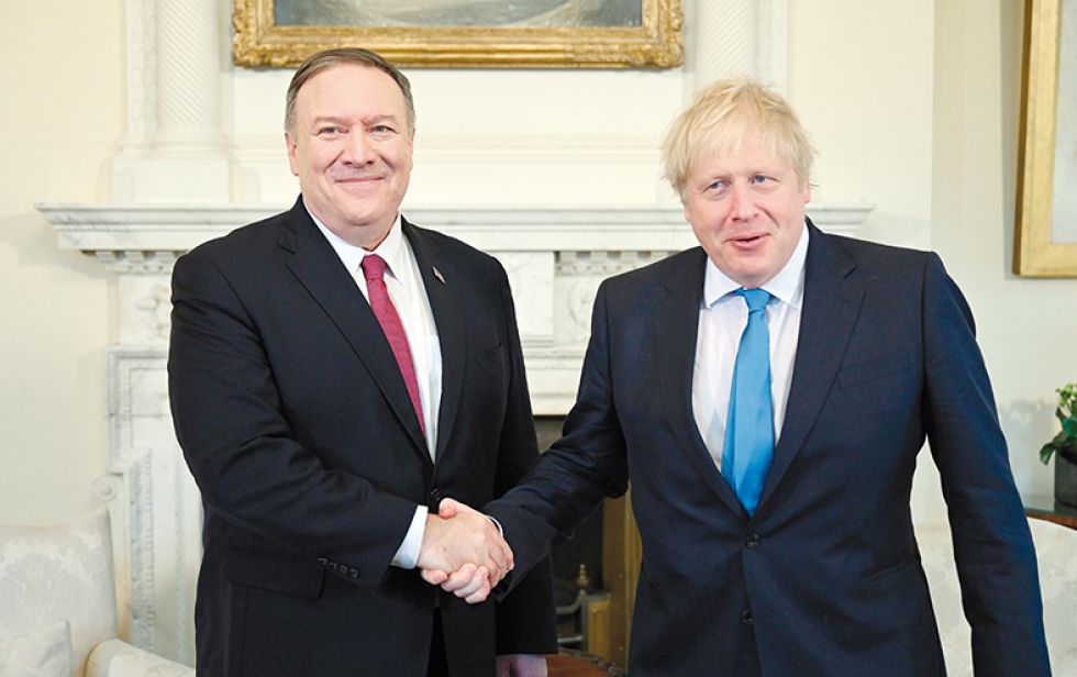 ENCUENTRO. El primer ministro británico, Boris Johnson (d) saluda al secretario de Estado estadounidense, Mike Pompeo.