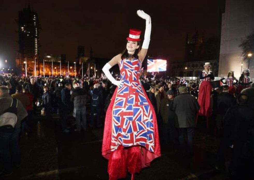 Una mujer favorable al Brexit celebra la separación del Reino Unido de la Unión Europea, hoy en Londres.