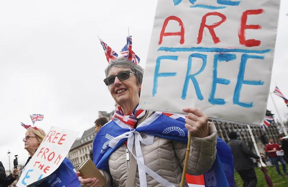 Un partidario pro Brexit muestra una pancarta frente a las Casas del Parlamento en Londres, Gran Bretaña, que sale oficialmente de la UE este viernes.