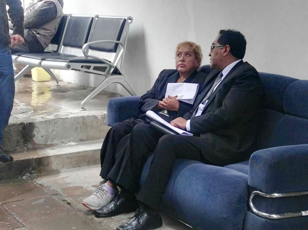 DENUNCIADA. La exmagistrada del TCP, Mirtha Camacho y su abogado en la Fiscalía en Sucre.
