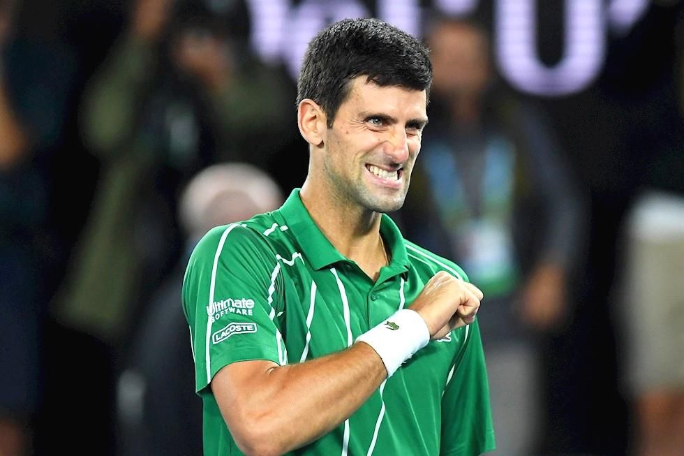Novak Djokovic de Serbia celebra después de ganar la final masculina de individuales contra Dominic Thiem de Austria en el torneo de tenis Open Slam de Australia.