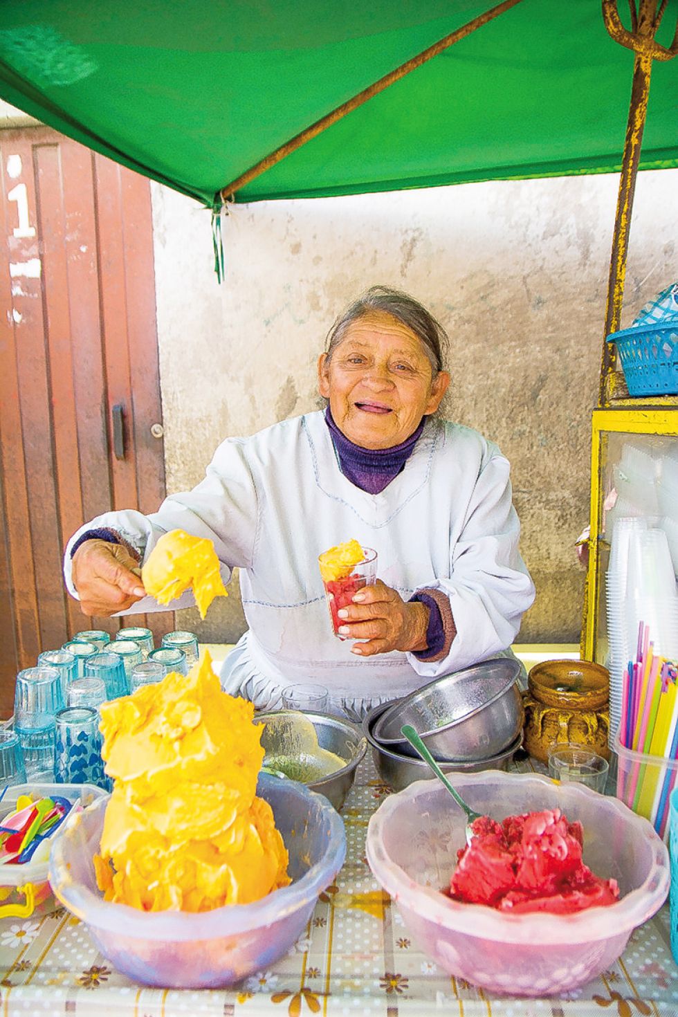 Severa Cervantes Barahona elabora helado batido en Potosí.