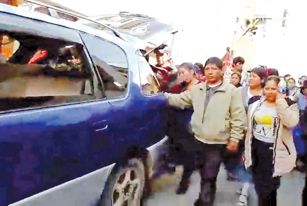 DESPEDIDA. El funeral de los niños asesinados en la ciudad de Potosí.