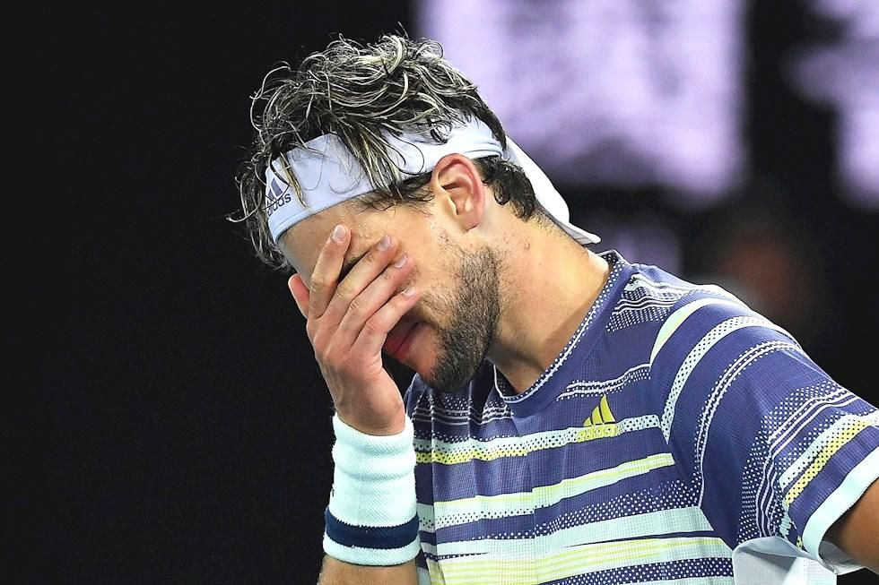 Dominic Thiem se lamenta al perder la final del Abierto de Australia.