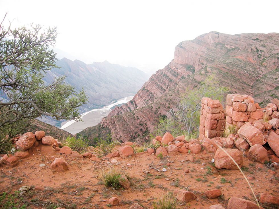 Ruinas en la Fortaleza de Oronckota o Cerro Pukara.