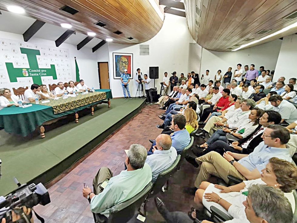 ENCUENTRO. La reunión entre representantes de las fuerzas políticas y dirigentes cívicos concluyó con un documento de intenciones.