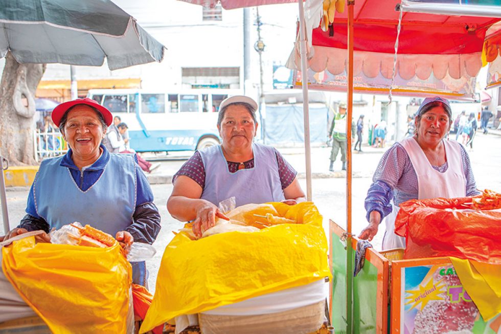 De izq. a der.Ana María Varela, Elena MIranda y Aniceta Arancibia, artesanas que preparan tocinillos en Sucre.