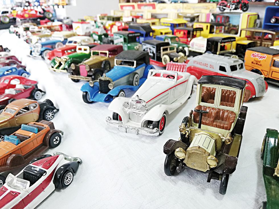 Aficionados derrochan afecto por autos a escala