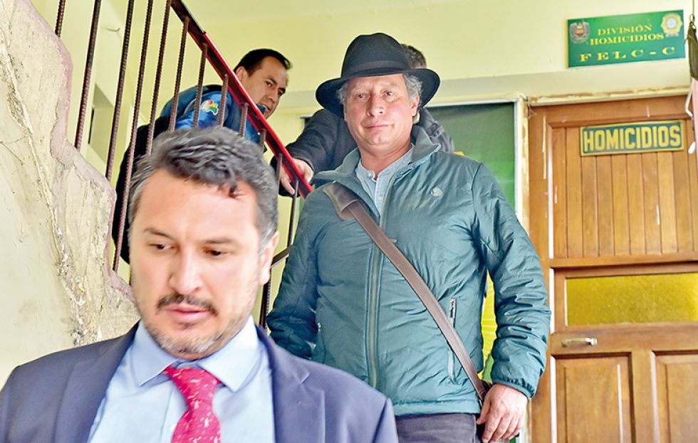 VIAJE. Los excolaboradores de Evo Morales, César Navarro y Pedro Dorado, tuvieron dificultades al abordar un vuelo a México.