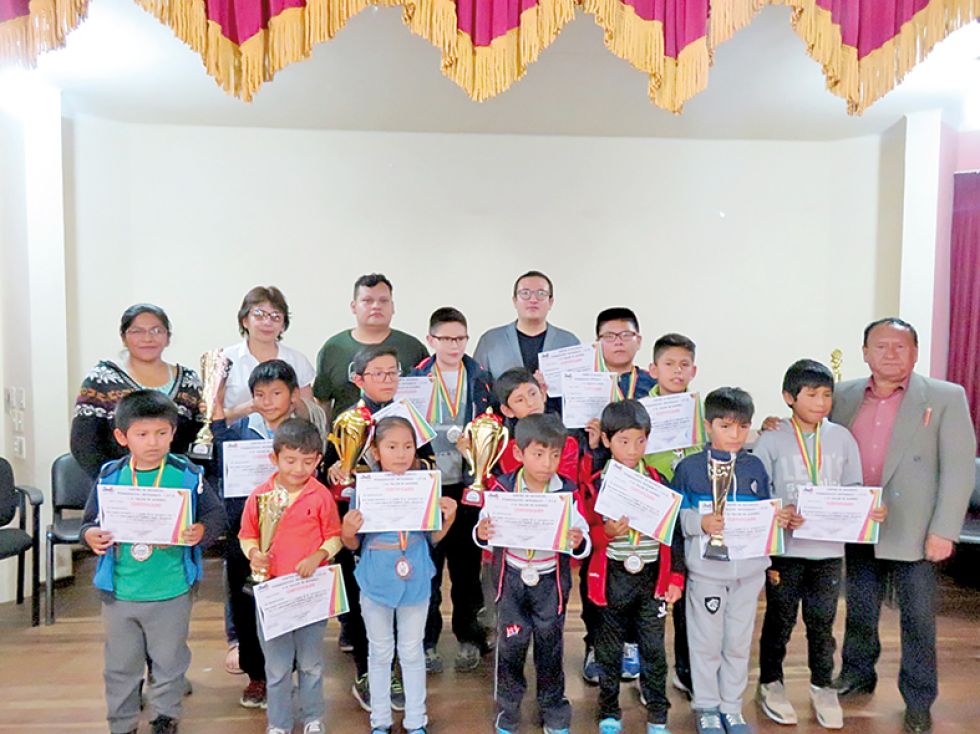 Los ganadores posaron al final del campeonato.