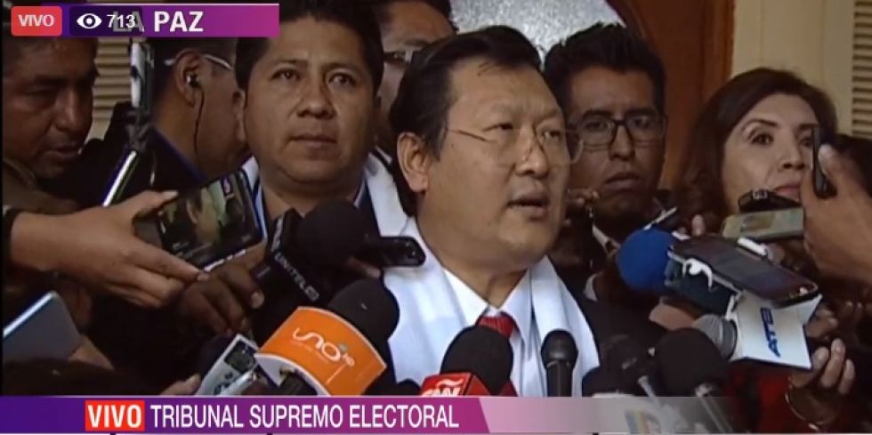 El candidato presidencial Chi Hyun Chung por el FPV al inscribirse en el TSE.