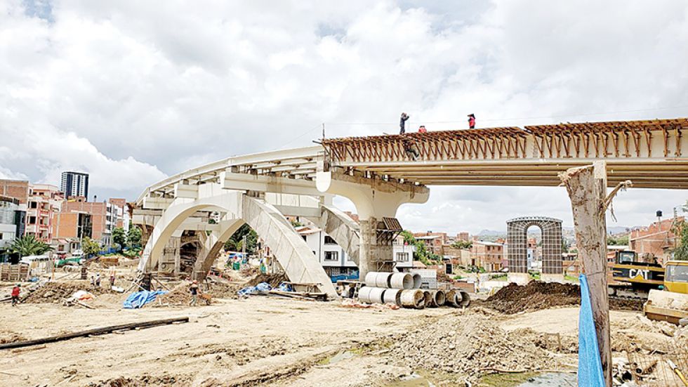 AVANCE. La empresa ISSA Concretec continúa ejecutando las obras del distribuidor vial.