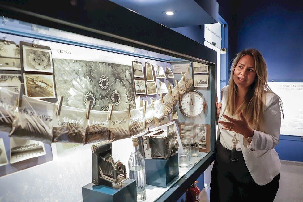 La historiadora paraguaya Ana Barreto habla con Efe este jueves sobre la exposición "El infierno del Chaco. Belleza y muerte en la Guerra 1932-1935", en Asunción (Paraguay).