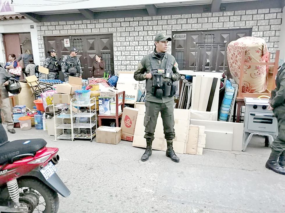 ORDEN JUDICIAL. La fuerza pública intervino en el desalojo de una casa en la calle Olañeta.