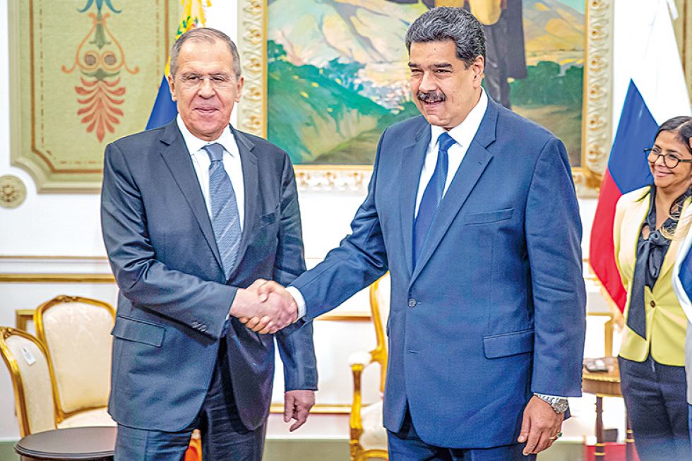 VISITA. Nicolás Maduro (d) recibe al canciller ruso, Serguéi Lavrov (i), en el Palacio de Miraflores.