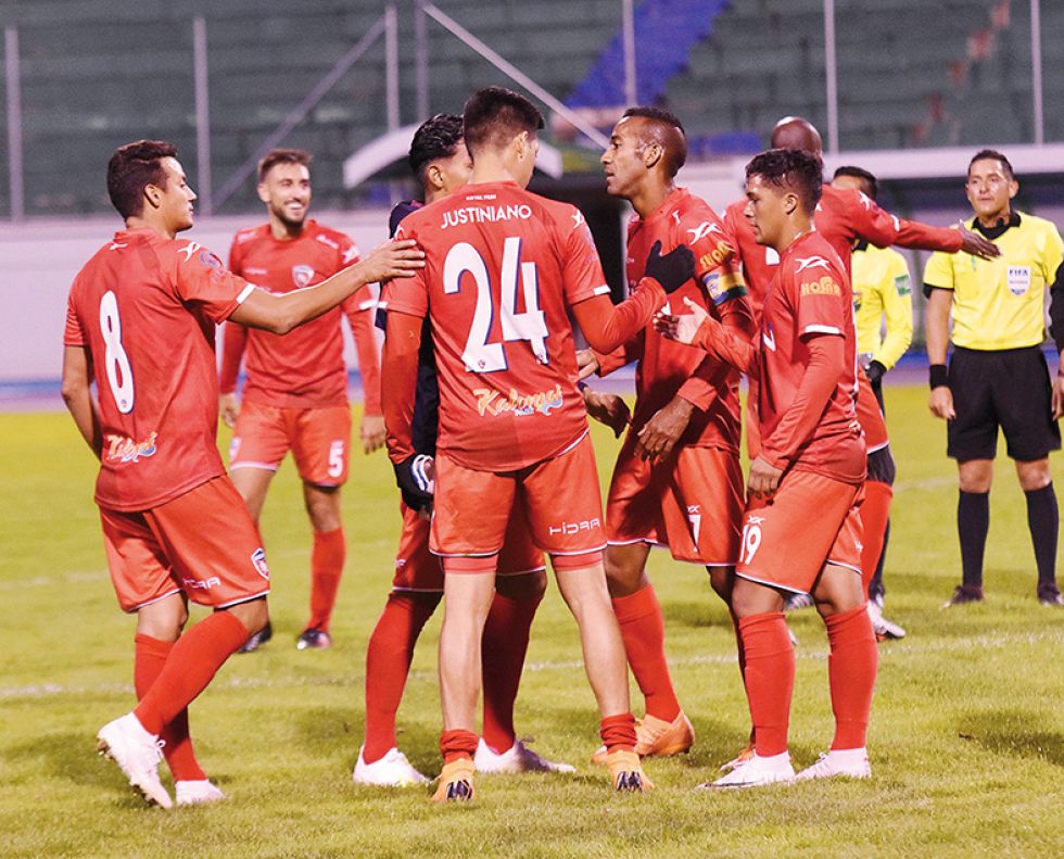 Los jugadores del inmobiliario celebraron el empate al final del partido en la Villa Imperial.