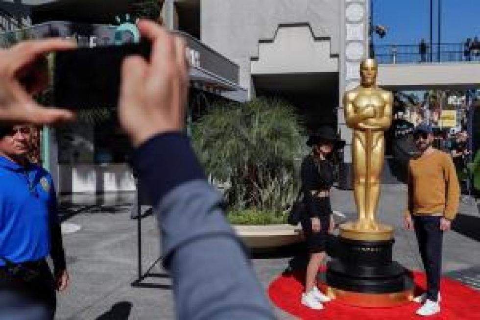 La gente se toma fotografías en las horas previas a la entrega de los premios.
