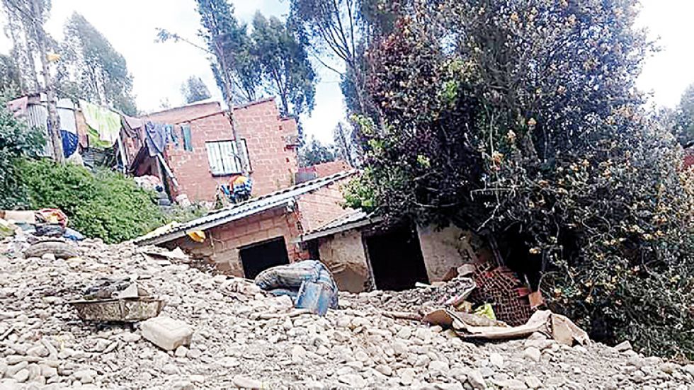 ACHOCALLA. Varias casas quedaron prácticamente destruidas producto del desborde de un río que generó una mazamorra.