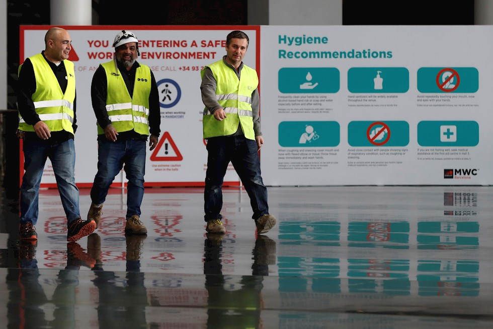 Varios trabajadores a su salida del recinto ferial en Gran Vía (Barcelona), en que la tecnológica Ericsson anunció que no acudirá al Mobile World Congress (MWC).