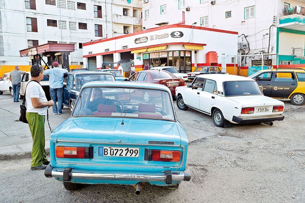 REALIDAD. Varios vehículos esperan para abastecerse de combustible en una gasolinera en La Habana (Cuba).
