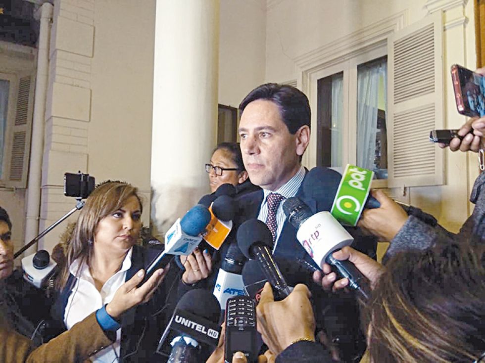 ELECCIONES. Los frentes políticos llegaron ayer al TSE para entregar la documentación pendiente.