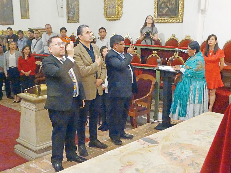 CONSEJEROS. Gabriel Chávez, Guillermo Mariaca y Roger Mamani posesionados por la Ministra.