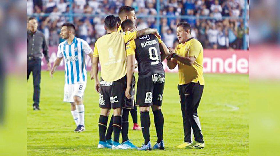 El delantero centroamericano (c) es consolado por el cuerpo técnico después de fallar el penal.