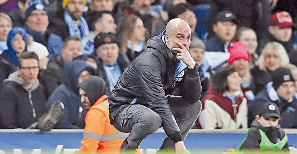 Pep Guardiola, entrenador del Manchester City se lamenta en un partido de la Premier League.