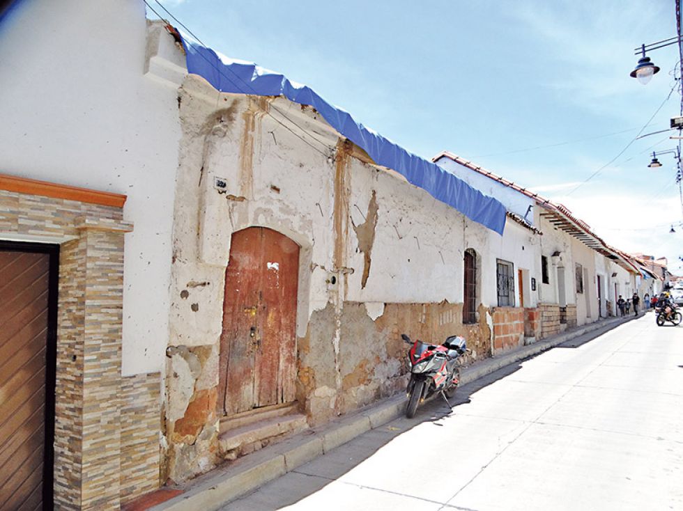 RIESGO. Una vivienda ubicada en la calle Oruro presenta deterioro en su fachada.