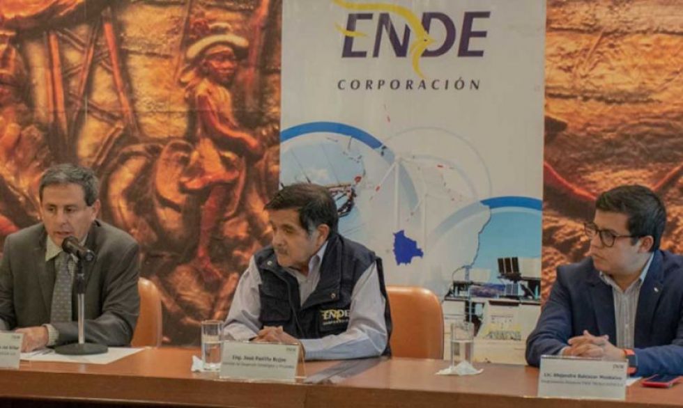 Actuales ejecutivos de la empresa ENDE en conferencia de prensa al denunciar la compra de un software ruso.