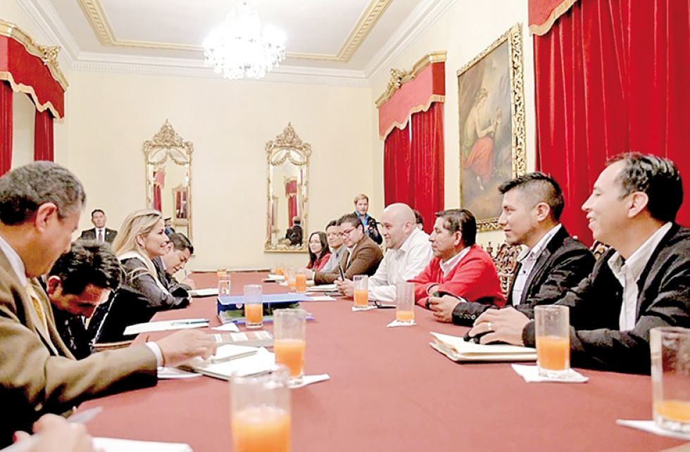 COMPROMISO. La reunión se realizó la tarde de ayer, martes, entre la presidenta Jeanine Áñez y las víctimas de La Calancha en la ciudad de La Paz.