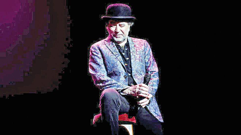 ARTISTA. El cantante español Joaquín Sabina en el concierto en el que cayó del escenario.